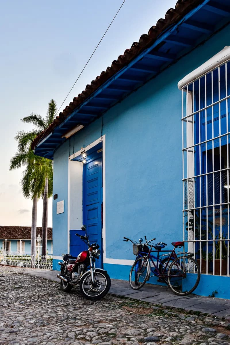 Immagine di esempio di BookNoFees: facciata blu di una casa con biciclette a Trinidad, a Cuba