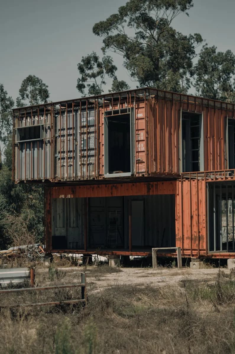 Immagine di esempio BookNoFees: casa container a due piani con grandi finestre tra gli alberi