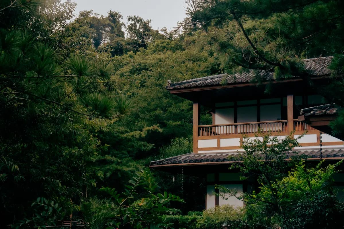 Immagine di esempio BookNoFees: Tradizionale costruzione in legno tra gli alberi a Taiwan