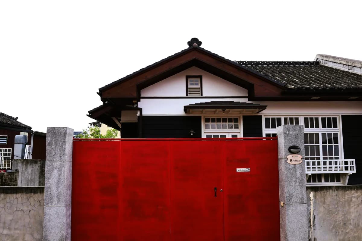 Immagine di esempio BookNoFees: Casa tradizionale con cancello rosso a Taiwan
