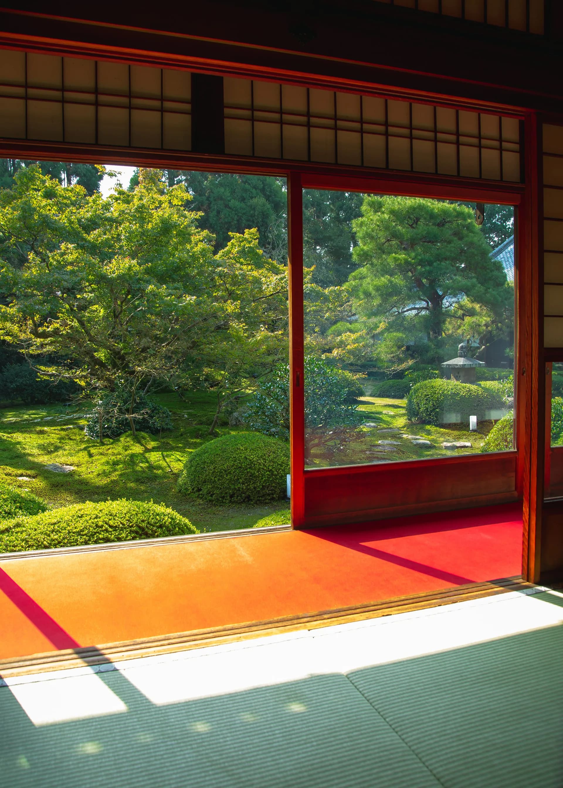 Immagine di esempio BookNoFees: stanza in stile giapponese con tatami e ampia vista su un giardino verdeggiante