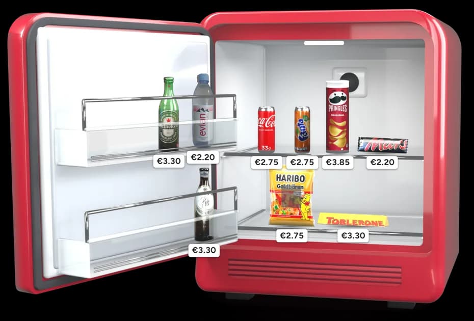 Il minibar BookNoFees così come lo vedono i vostri ospiti: aperto, con bevande, snack e il prezzo indicato su ogni prodotto