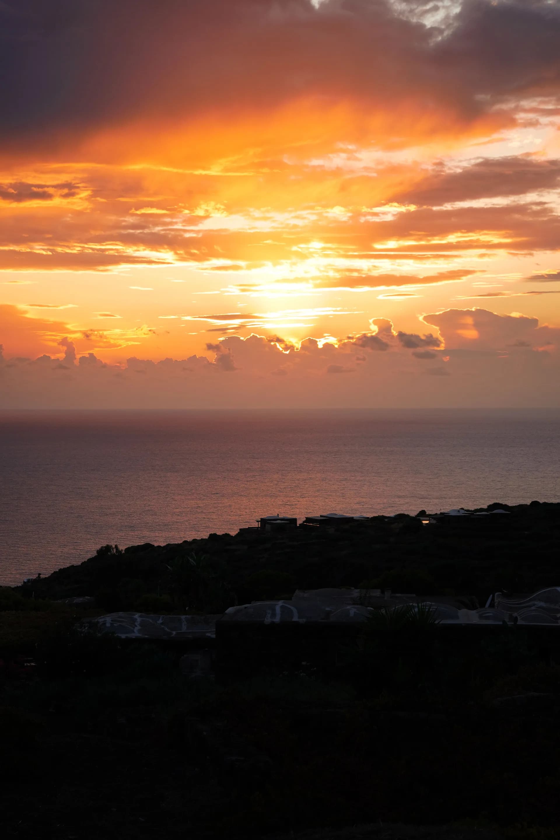 Immagine di esempio BookNoFees: tramonto sulla costa di Pantelleria