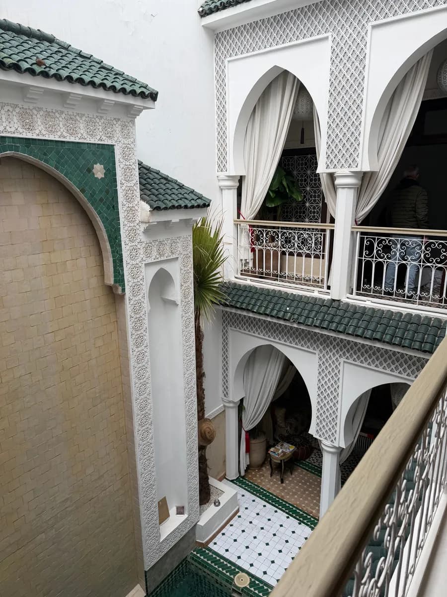 Immagine di esempio BookNoFees: interno di un riad con piastrelle decorate e archi