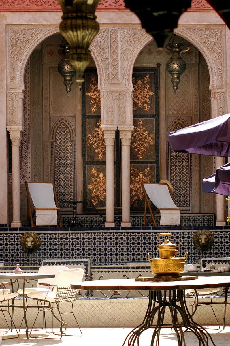 Immagine di esempio BookNoFees: cortile interno di un riad con piante e posti a sedere