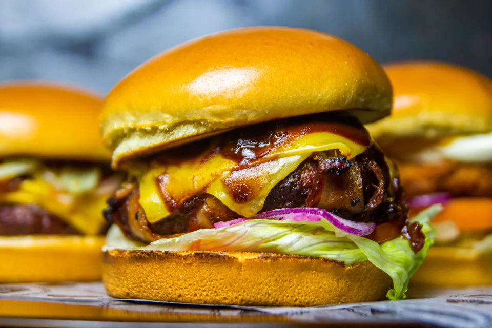 BookNoFees: Foto di esempio: Cheeseburger con lattuga e pomodoro