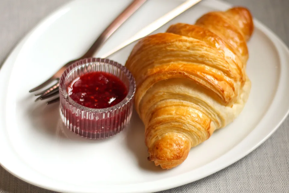 BookNoFees: Foto di esempio: Croissant servito con marmellata