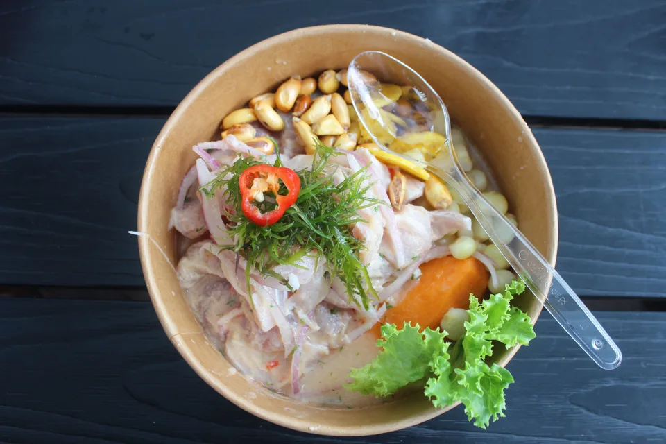 BookNoFees: Foto di esempio: Ceviche di pesce con cipolla e mais
