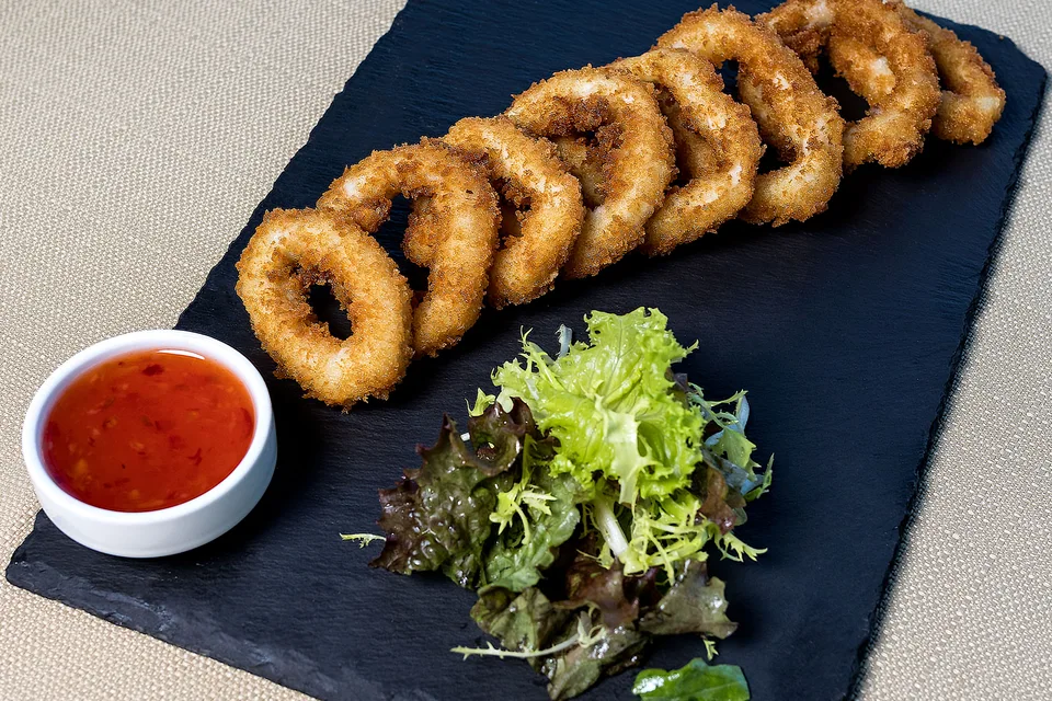 BookNoFees: Foto di esempio: Anelli di calamari fritti con insalata e salsa di accompagnamento