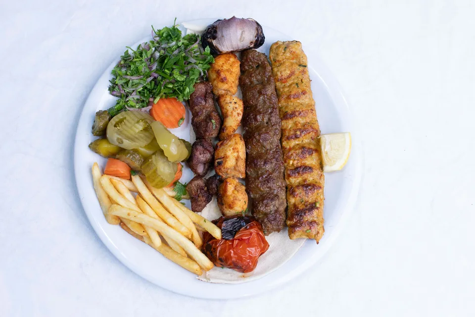 BookNoFees: Foto di esempio: Spiedini alla griglia serviti con insalata e patatine fritte