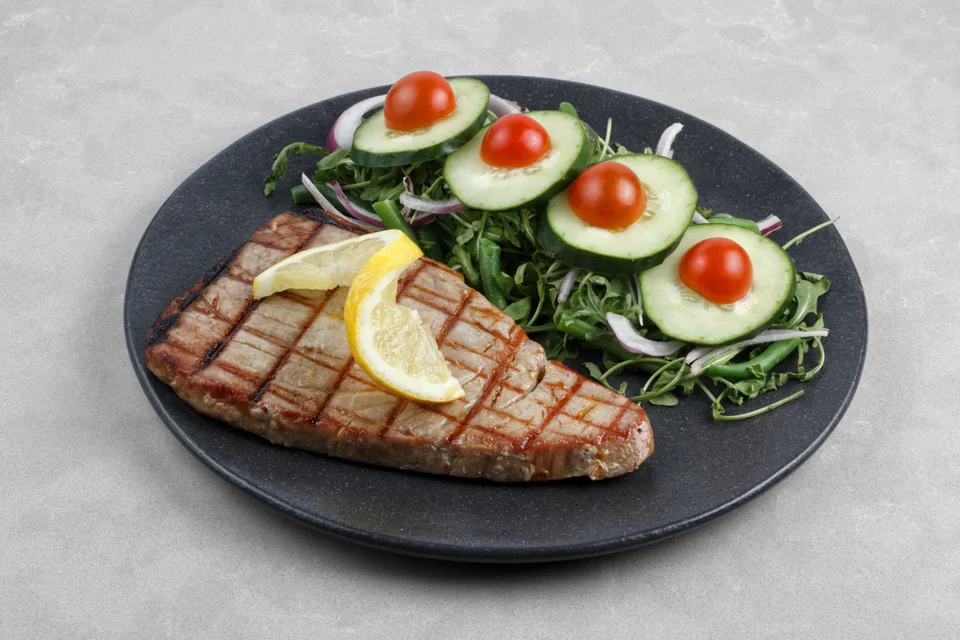 BookNoFees: Foto di esempio: Bistecca di tonno alla griglia con insalata e limone