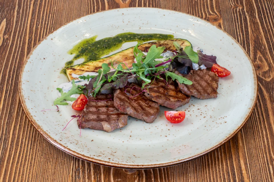 BookNoFees: Foto di esempio: Bistecca affettata servita con verdure
