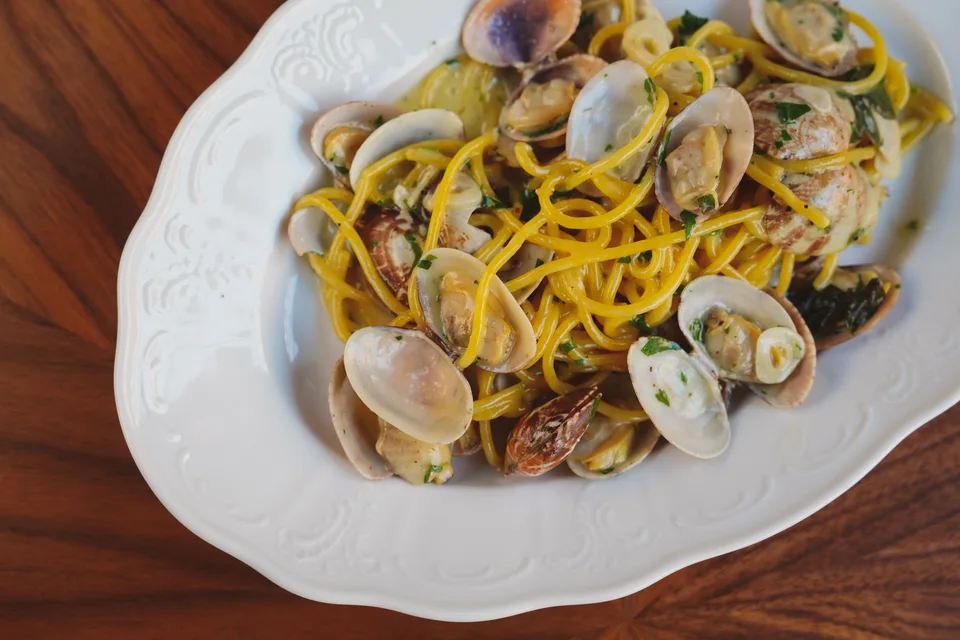 BookNoFees: Foto di esempio: Spaghetti alle vongole su un piatto bianco