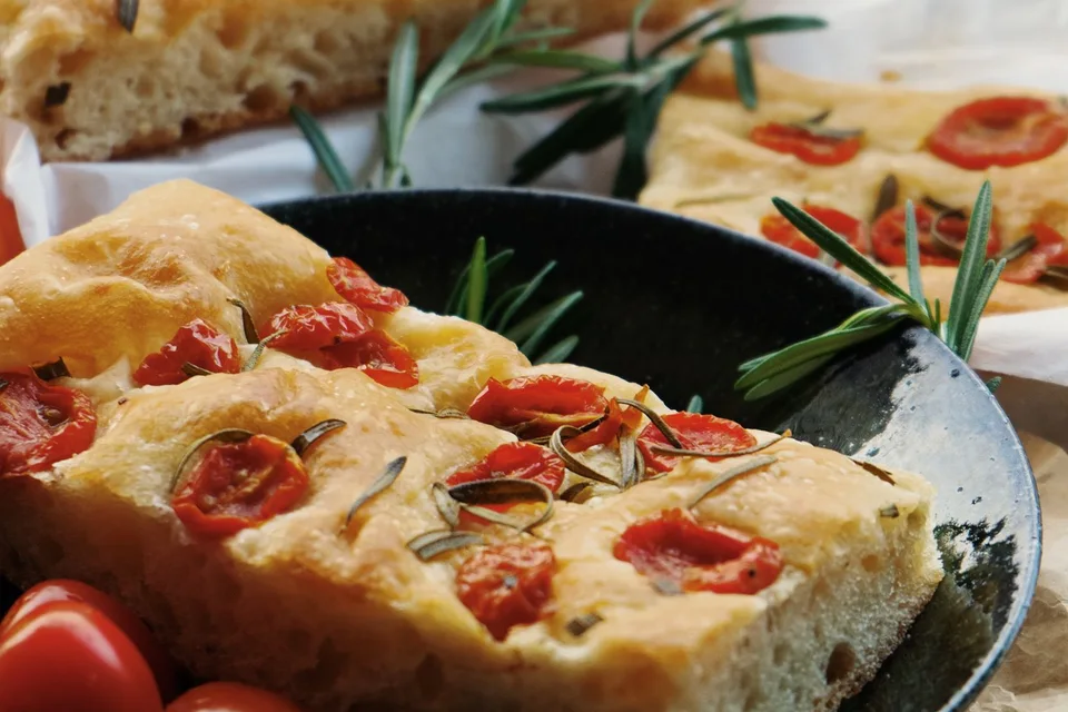 BookNoFees: Foto di esempio: Focaccia condita con pomodori e rosmarino