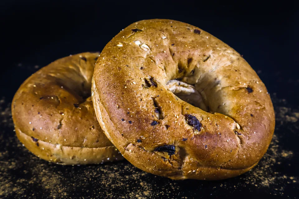 BookNoFees: Foto di esempio: Due bagel dorati su uno sfondo scuro
