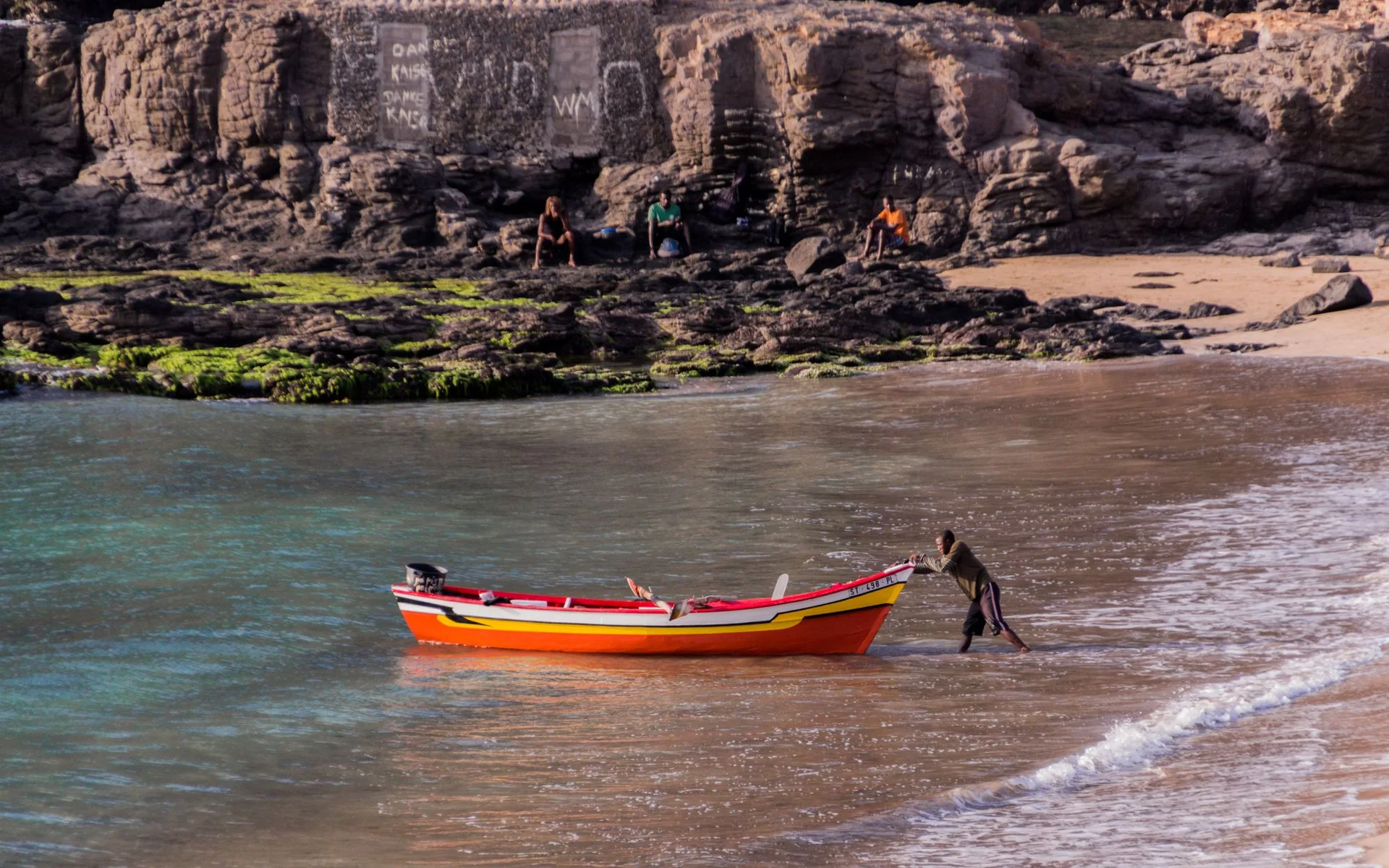 Barca da pesca dai colori vivaci sulla spiaggia di Tarrafal, a Capo Verde
