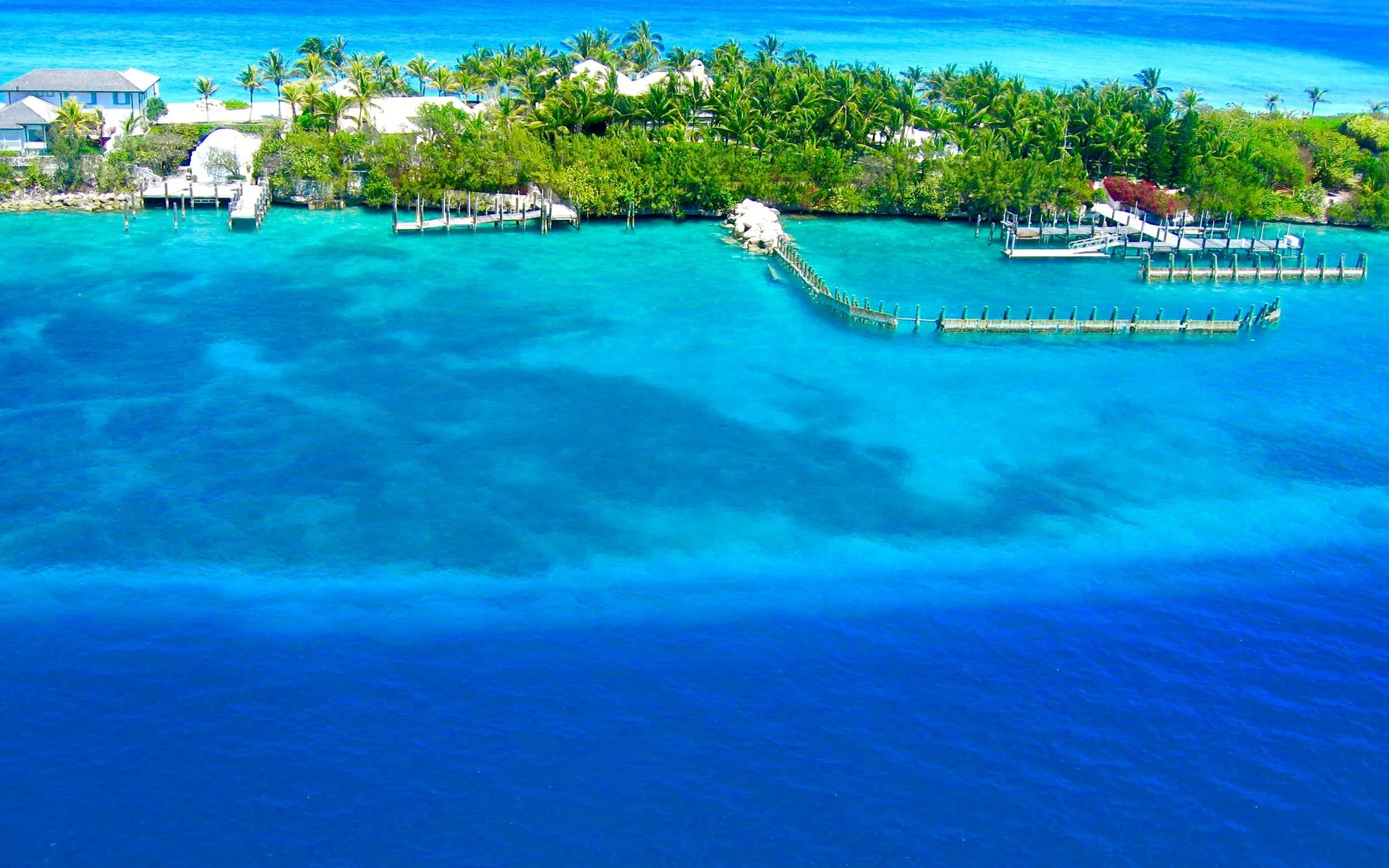 Vista aerea della costa di Nassau con acque turchesi