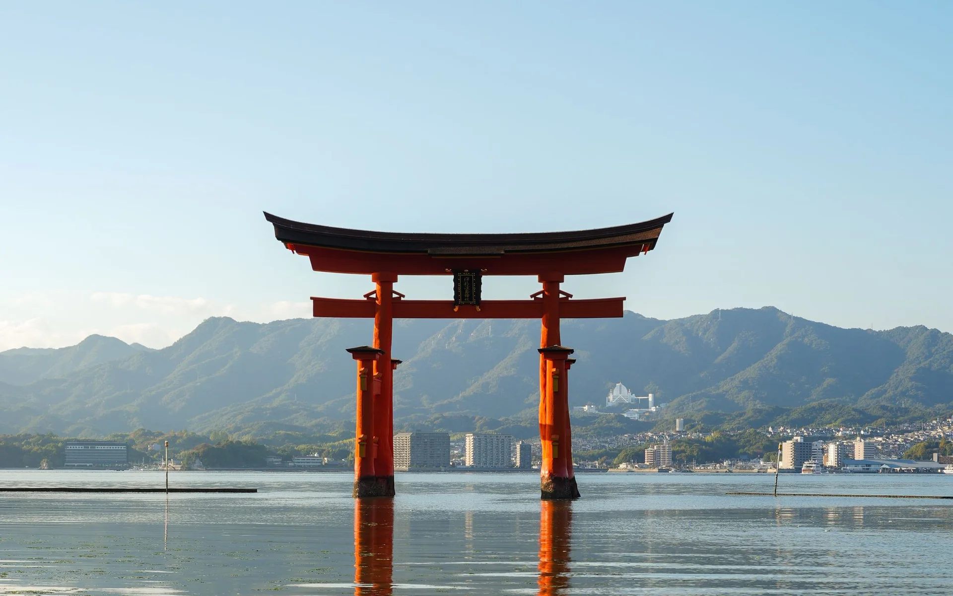 Il torii del Santuario di Itsukushima che si erge sull’acqua