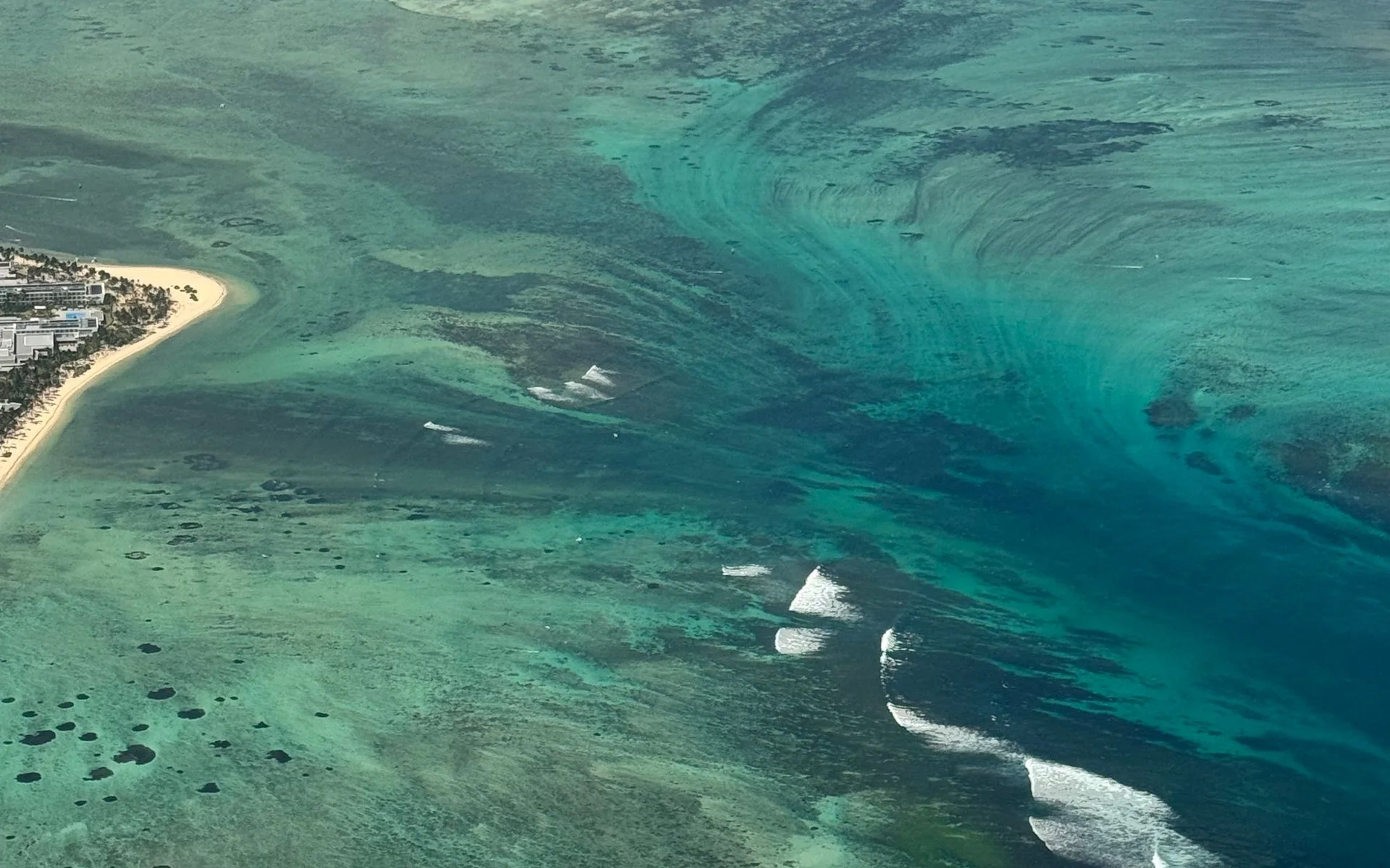 Vista aerea della costa di Mauritius con il mare turchese