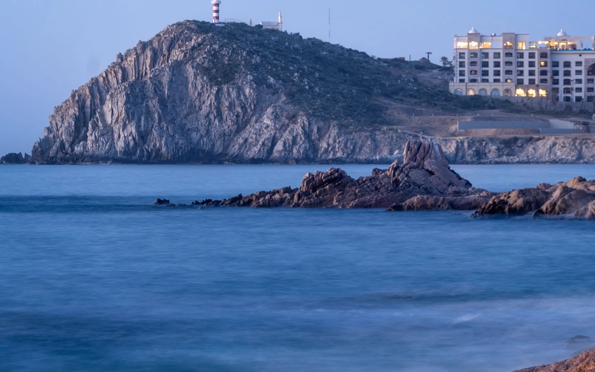 Costa rocciosa con faro a Cabo San Lucas
