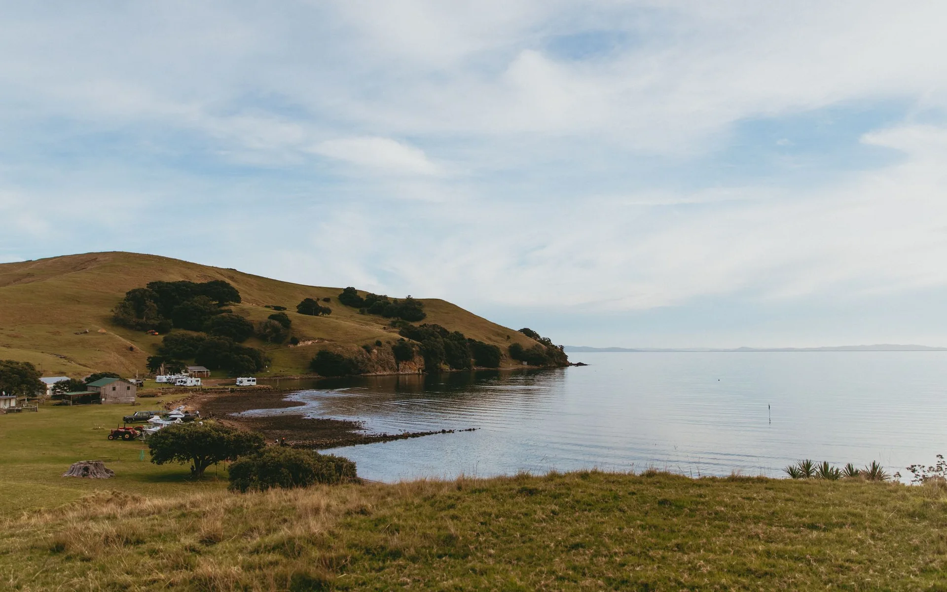 Colline e baia tranquilla nei pressi di Kereta, in Nuova Zelanda