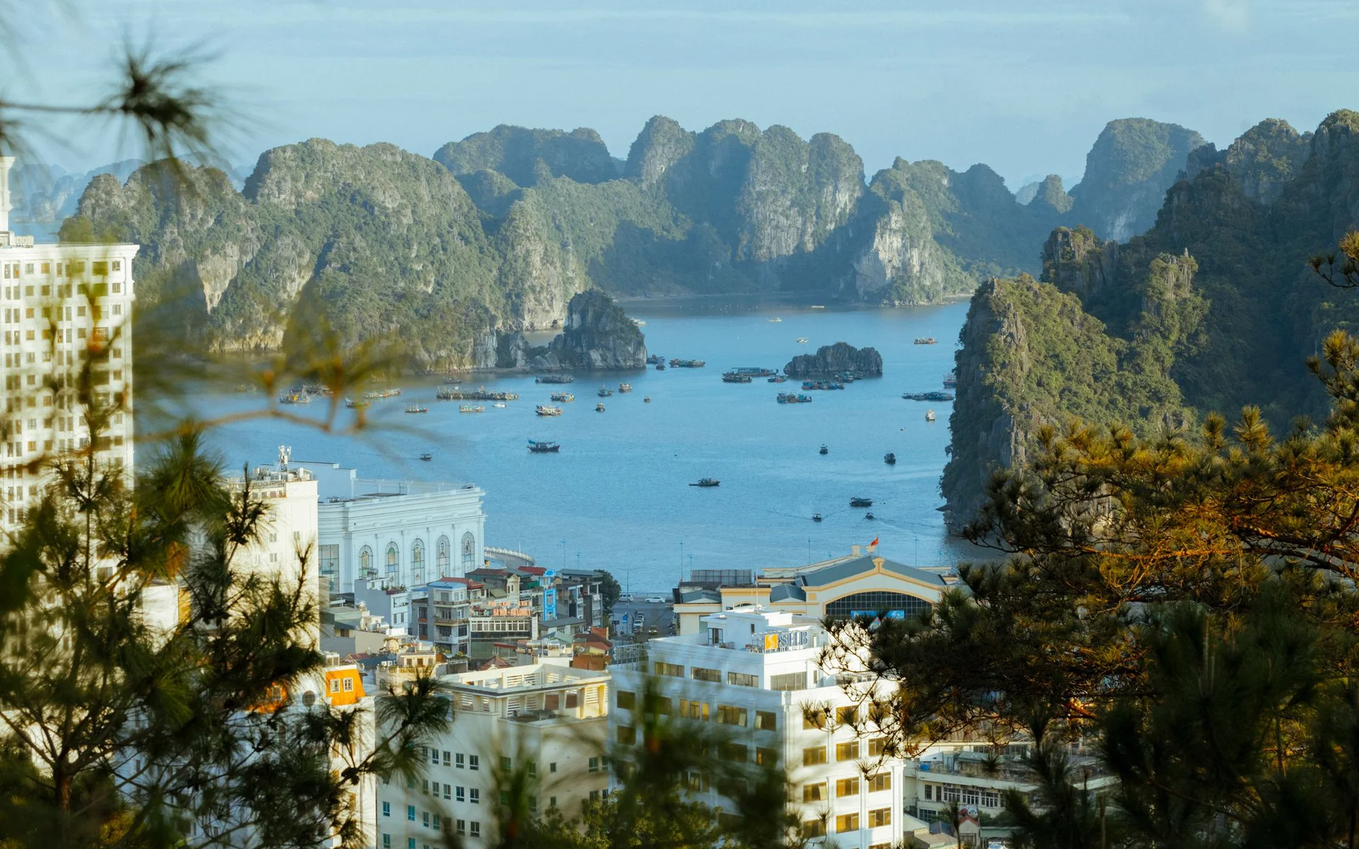 Vista aerea della baia di Halong con formazioni rocciose