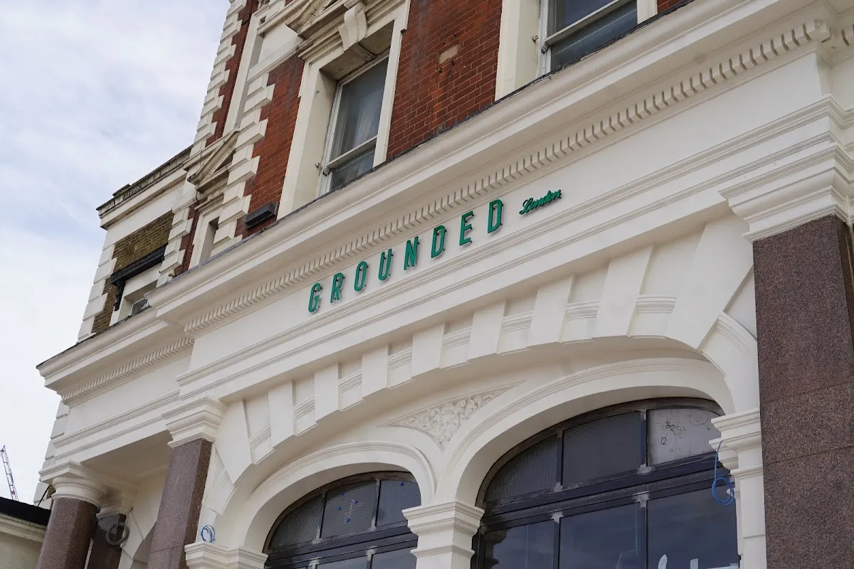 BookNoFees: Caffetteria – Grounded – London – A terra, foto 1