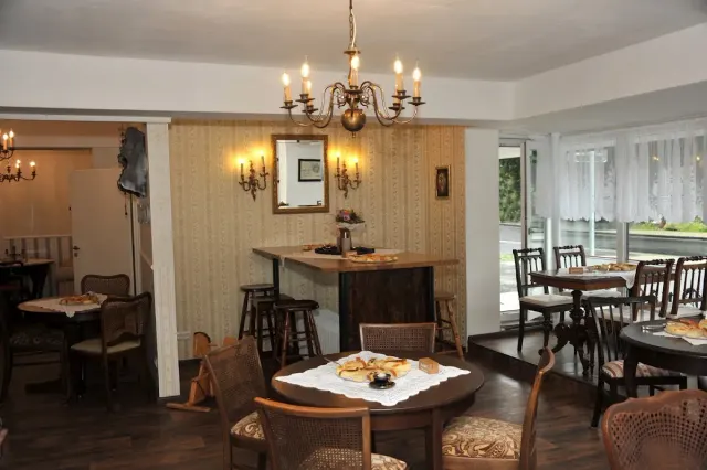 BookNoFees: Café Klarfeld, Hilchenbach