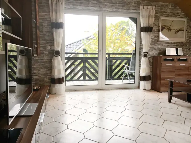 BookNoFees: WaldLoft a Balve con balcone, caminetto e vasca da bagno – Balve