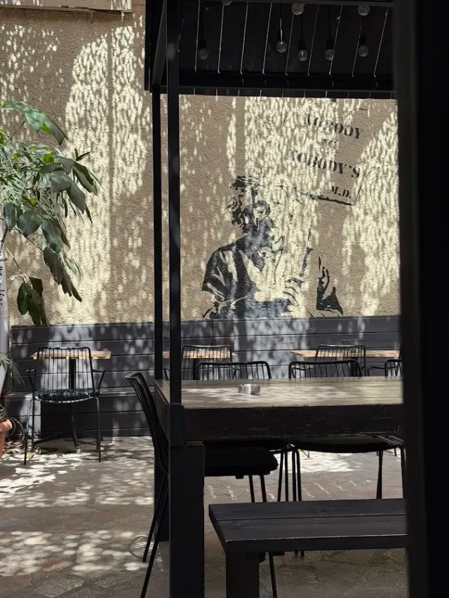 BookNoFees: Caffetteria – The Underdog – Athens – L'outsider, foto 2