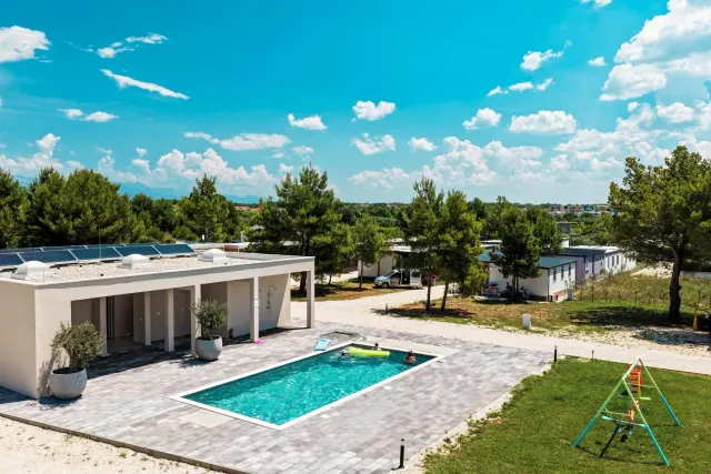 BookNoFees: Tranquilla casa mobile con piscina e vista panoramica – Privlaka