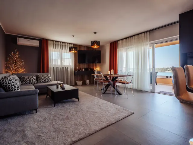 BookNoFees: Elegante appartamento di design con terrazza e vista mare, piano terra – Rogoznica