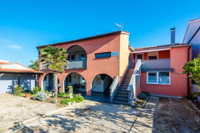BookNoFees: Tranquillo appartamento con giardino e balcone coperto – Vir