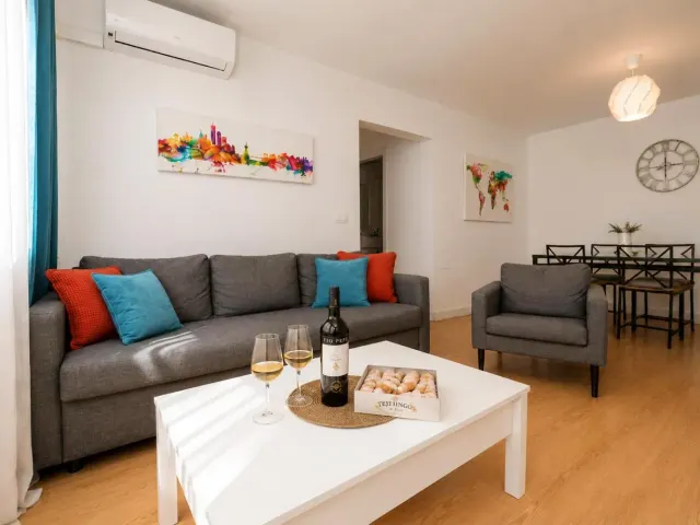 BookNoFees: casa vacanza a Jerez De La Frontera – un salotto con un divano e un tavolo su cui sono disposte delle coppe da vino a Buleria, a Jerez de la Frontera