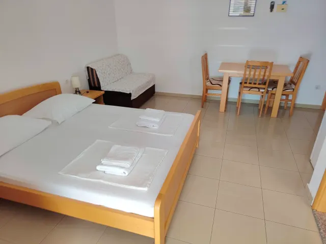 BookNoFees: Tranquillo monolocale con balcone e vista mare – Omiš