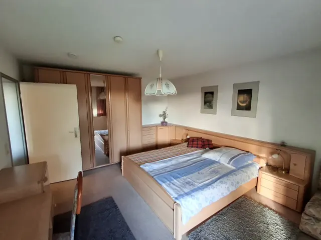 BookNoFees: casa vacanza a Gailingen, Baden-Württemberg, Germania – Camera da letto con letto matrimoniale, armadio in legno con specchio e comodini