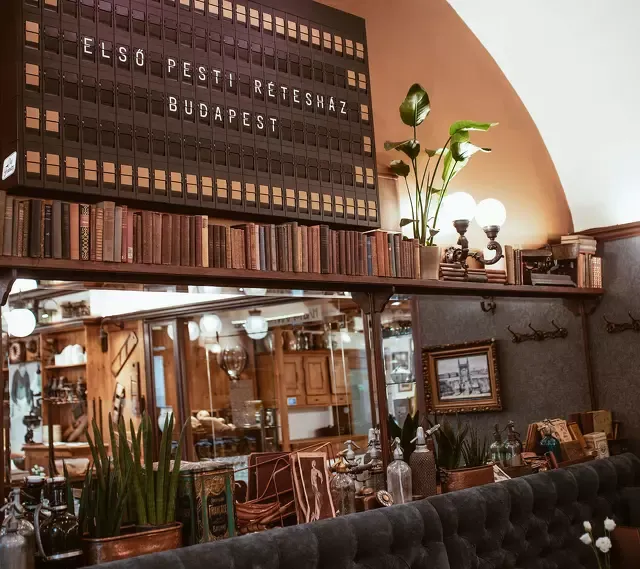 BookNoFees: Első Pesti Rétesház, Budapest