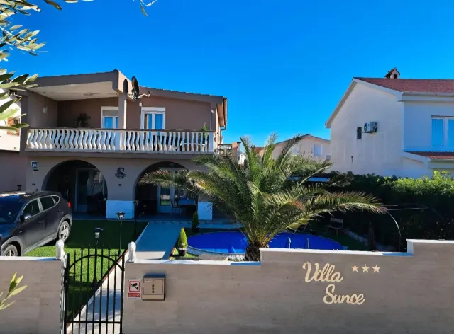 BookNoFees: Elegante appartamento con piscina, vasca idromassaggio e giardino – Vir
