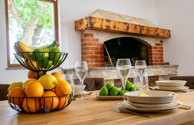 BookNoFees: Tranquilla villa in stile rustico con piscina privata – Posedarje