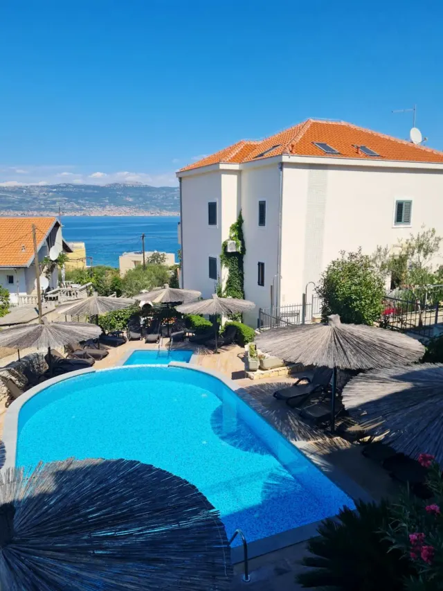 BookNoFees: Tranquillo appartamento per le vacanze con piscina e zona barbecue – Slatine