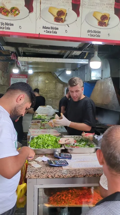 BookNoFees: Caffetteria – Dürümcü Mustafa – Istanbul – Mustafa, il venditore di dürüm, foto 2