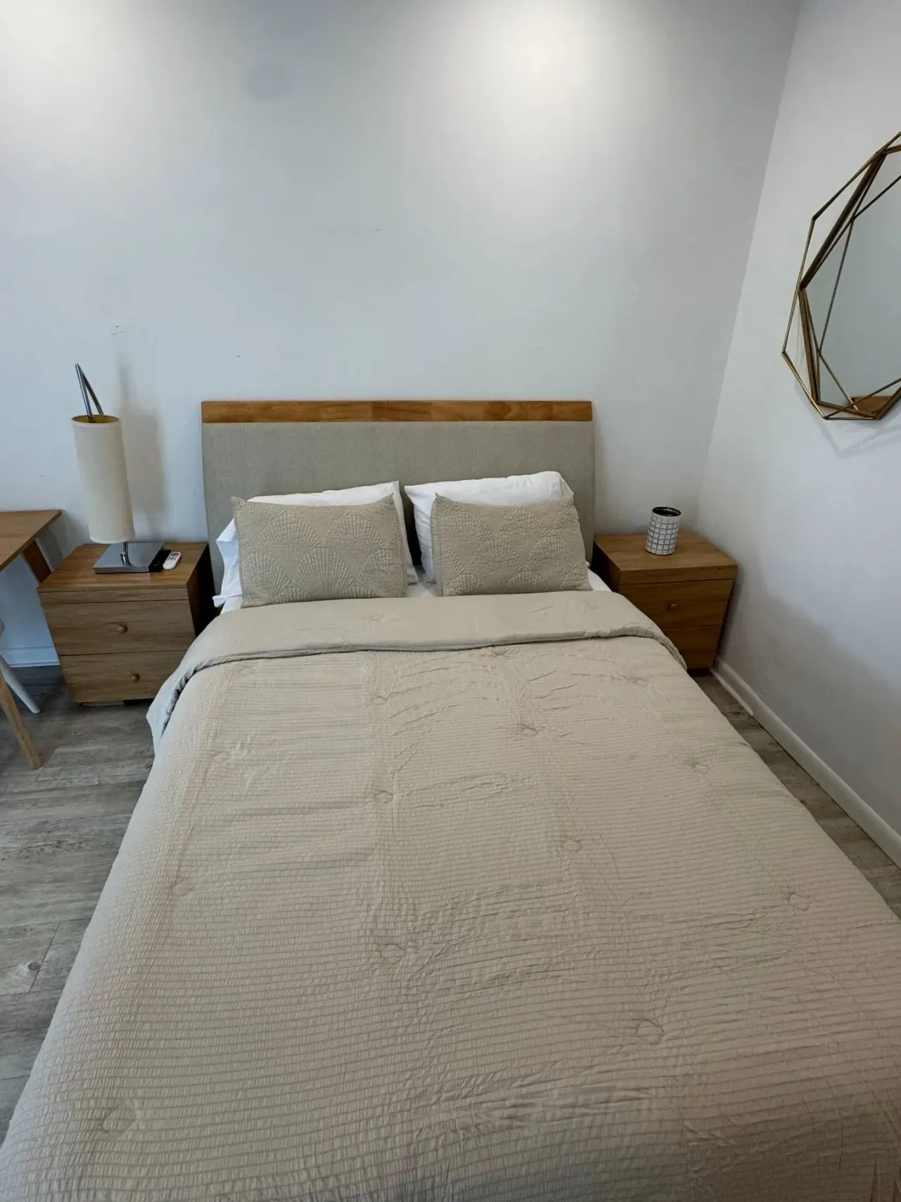 BookNoFees: casa vacanza a Cutler Bay, Stati Uniti – Camera da letto con letto matrimoniale, comodini in legno e specchio da parete geometrico