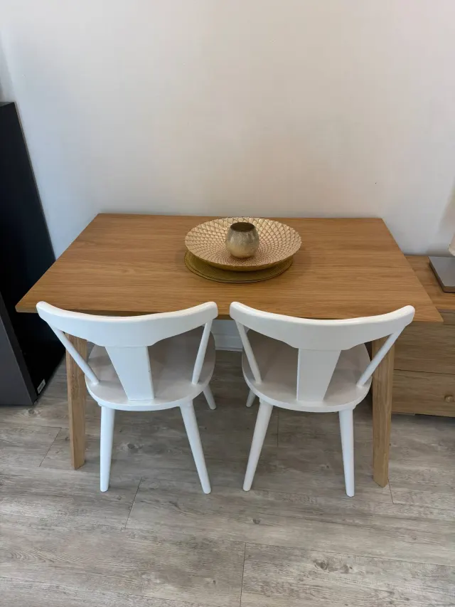 BookNoFees: casa vacanza a Cutler Bay, Stati Uniti – Zona pranzo con tavolo in legno, due sedie bianche e un centrotavola decorativo