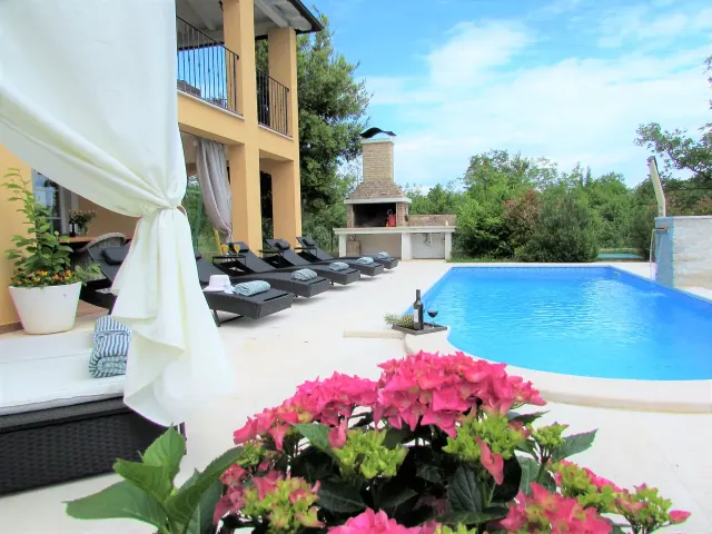 BookNoFees: Villa Ari con piscina, idromassaggio e sauna – Rakalj