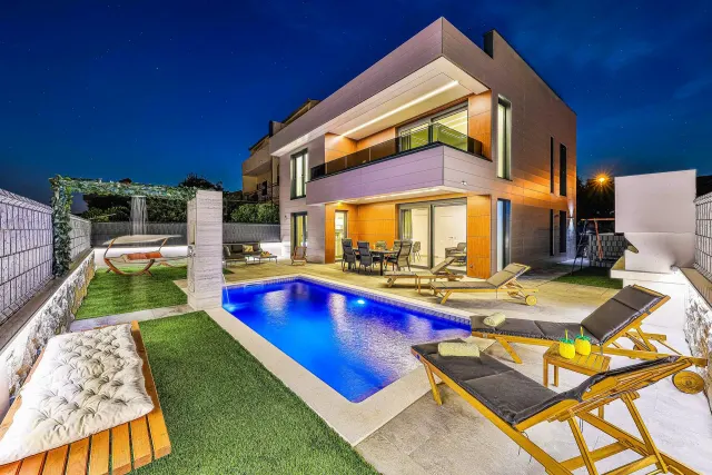 BookNoFees: Villa moderna con piscina e ampia terrazza – Kastel Stafilic