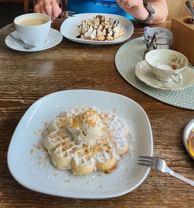 BookNoFees: Caffetteria – Helga's Waffelstübchen – Hallenberg – La gelateria di Helga, foto 2