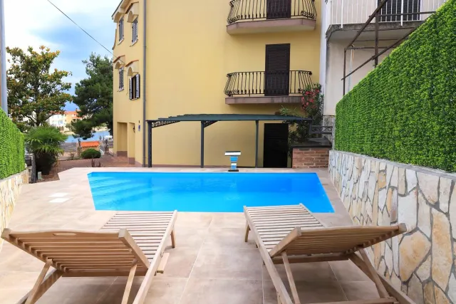 BookNoFees: Una tranquilla villa con piscina e balcone affacciata sul mare – Malinska