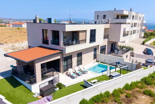 BookNoFees: Appartamento tranquillo con piscina privata e vista mare – Vodice