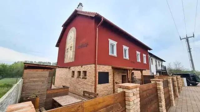 BookNoFees: Una casa tranquilla ed elegante con cantina – Jevišovka