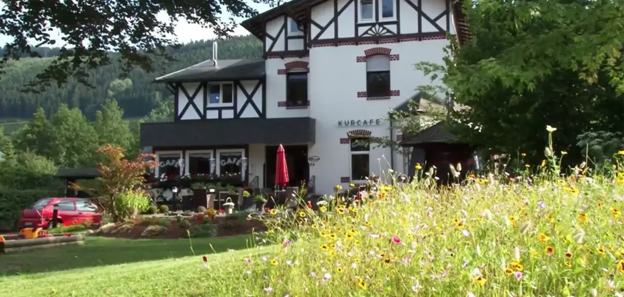 BookNoFees: Caffetteria – Café am Kurpark – Lennestadt – Caffetteria presso il parco termale, foto 1